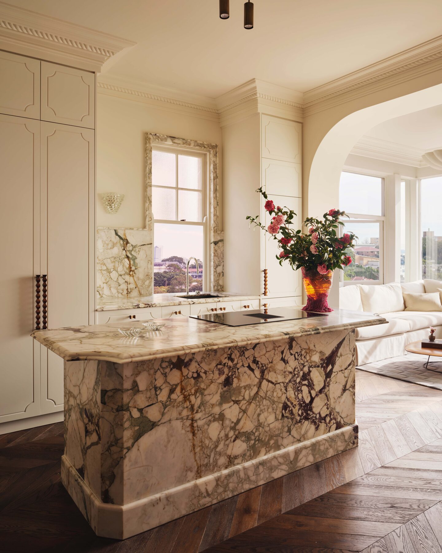 Cream panelled kitchen with richly veined stone — view 1
