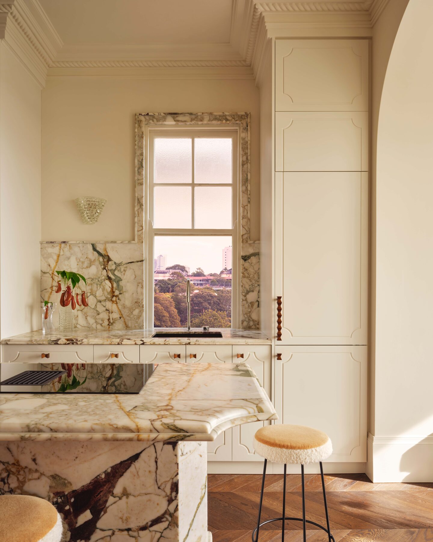 Cream panelled kitchen with richly veined stone — view 2