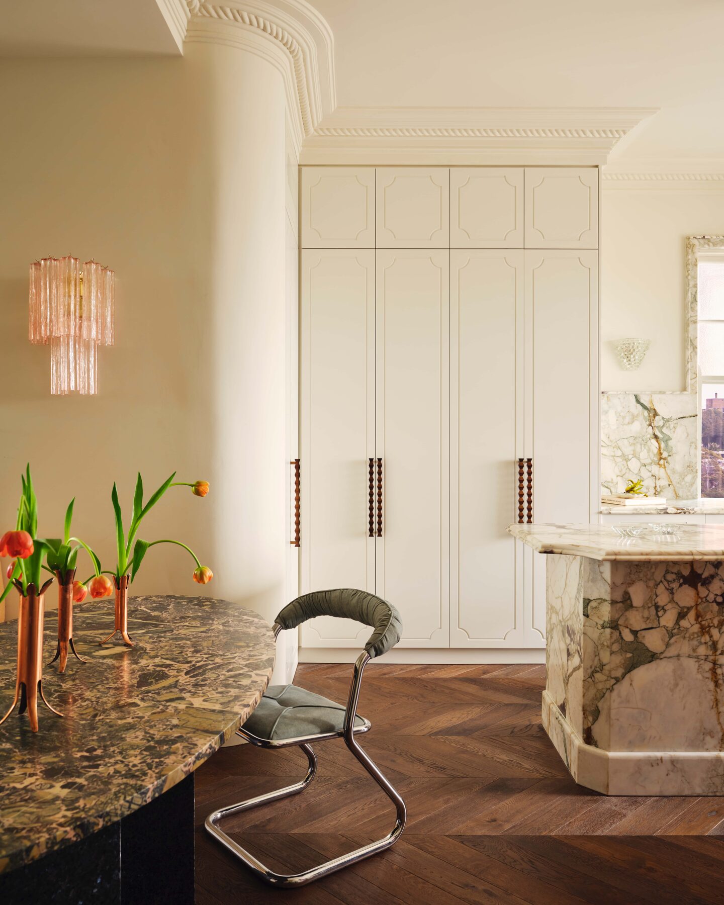 Cream panelled kitchen with richly veined stone — view 3