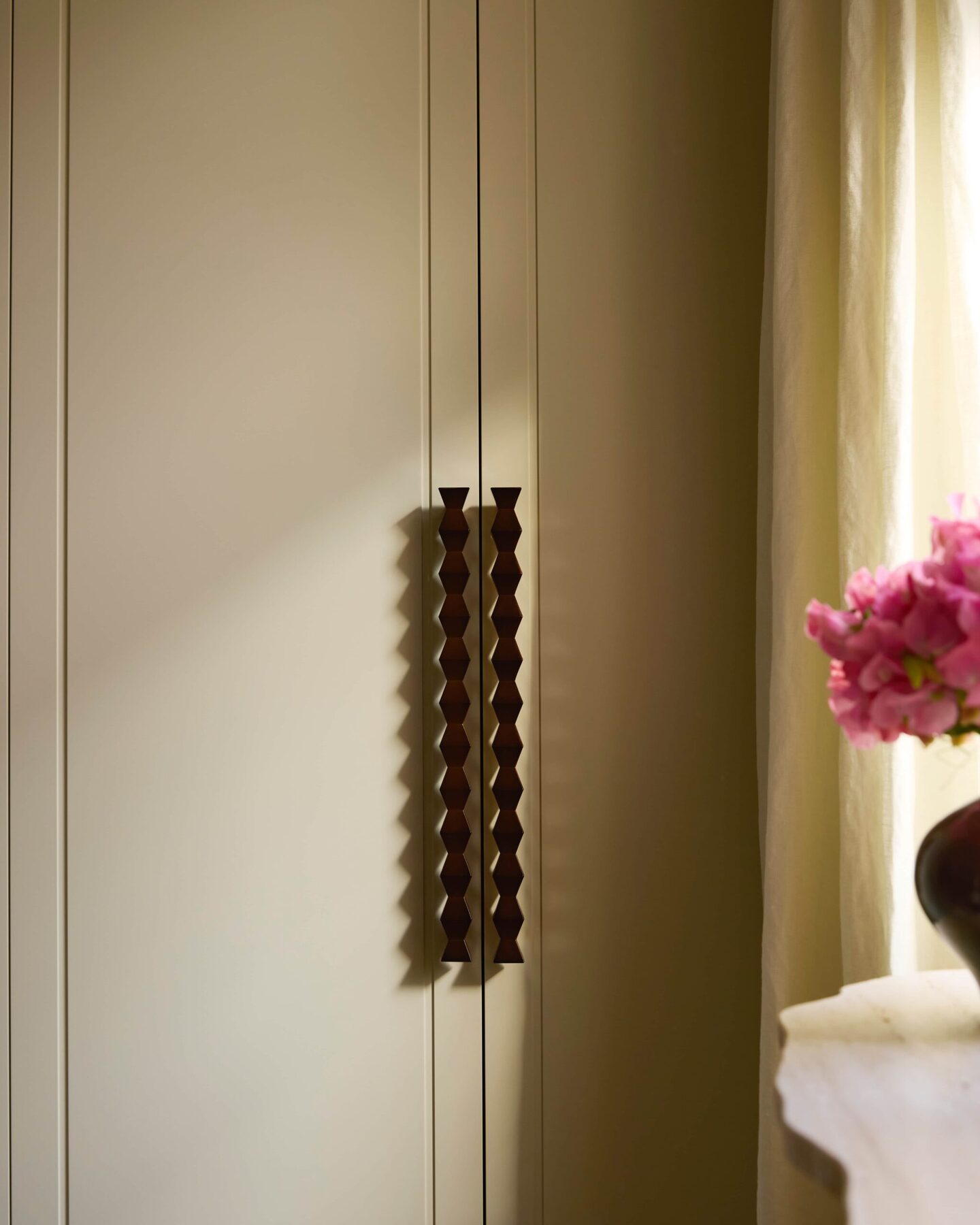 Cream panelled kitchen with richly veined stone — view 6