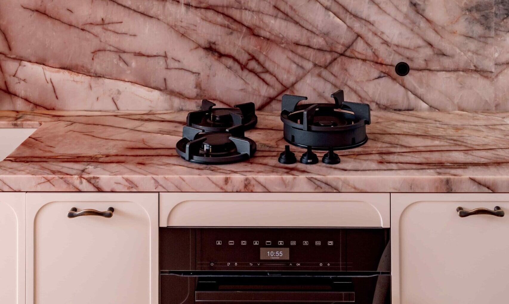 Pale Paddington kitchen with a long stone island — view 2