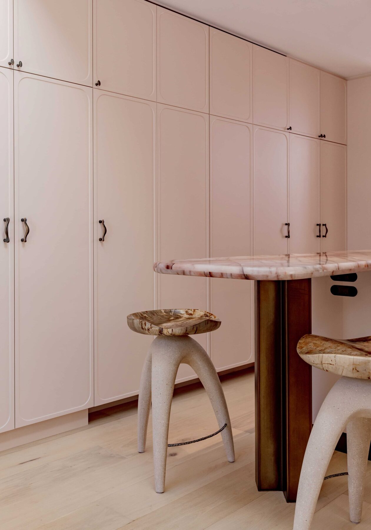 Pale Paddington kitchen with a long stone island — view 4