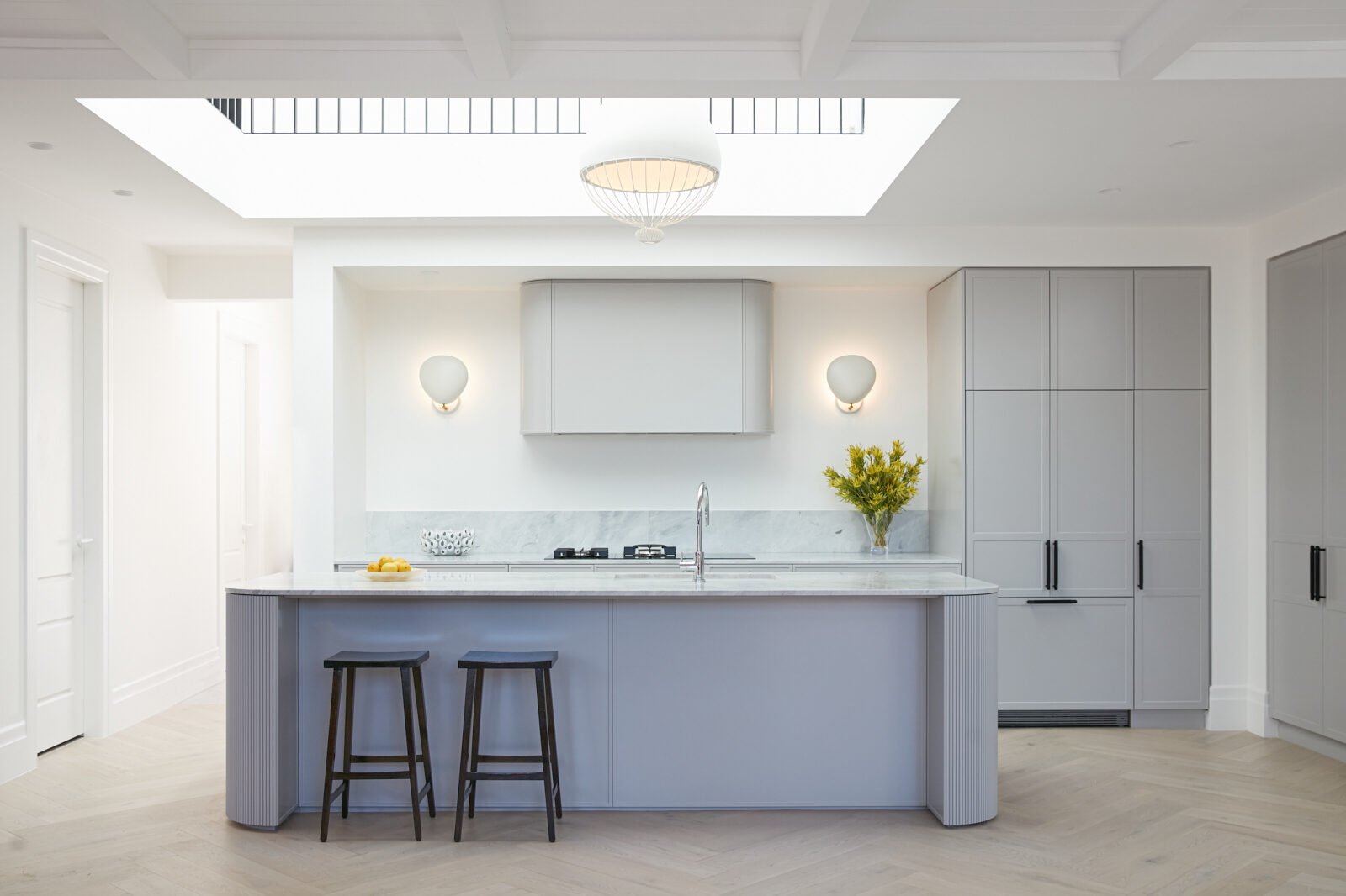 Pale grey Bronte kitchen with a fluted curved island — view 1