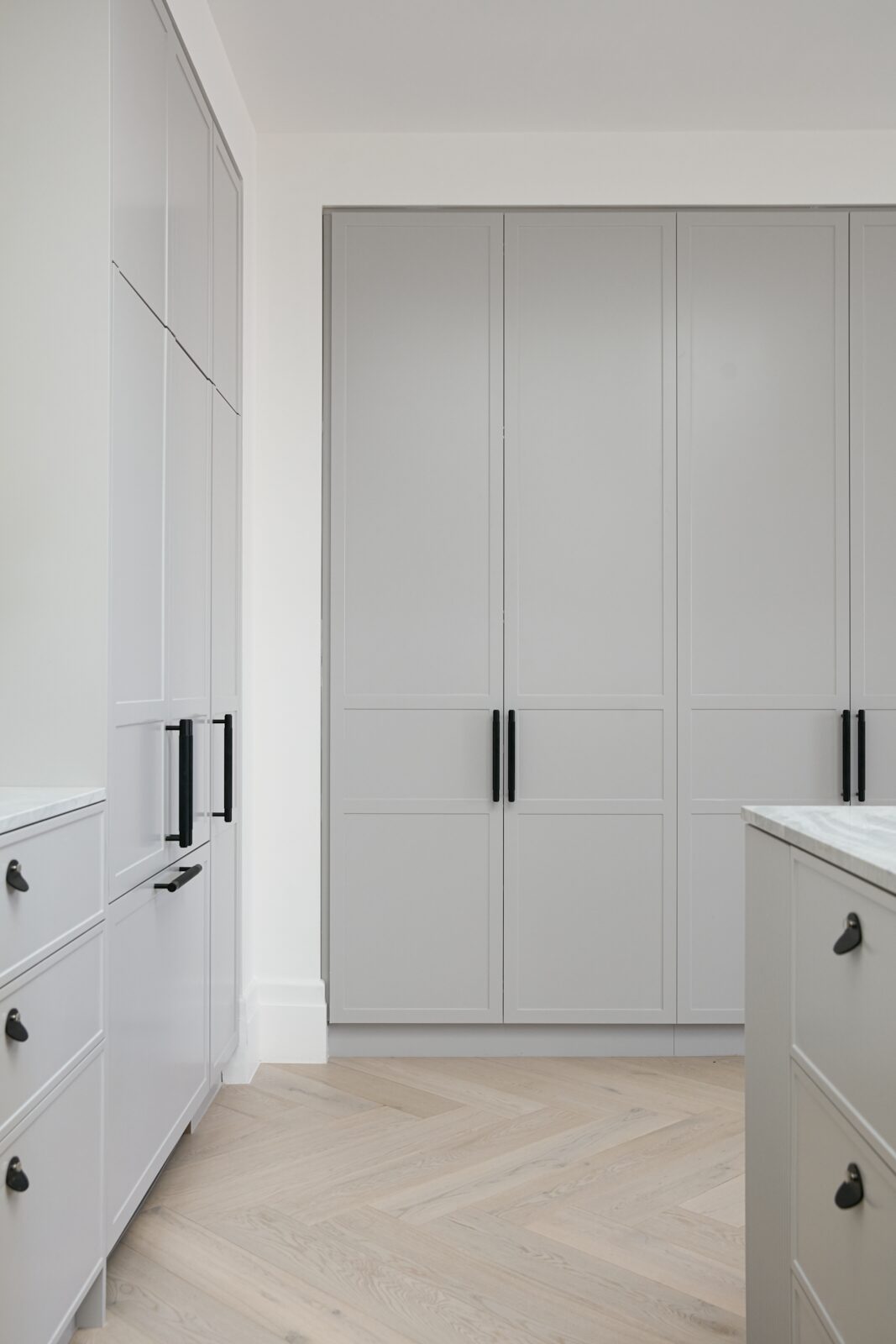 Pale grey Bronte kitchen with a fluted curved island — view 4