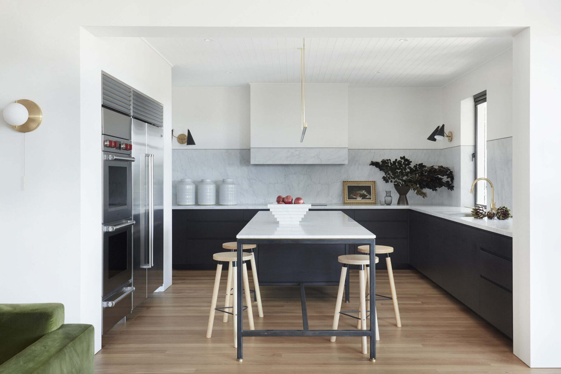 Charcoal Vaucluse kitchen with a white marble island — view 1