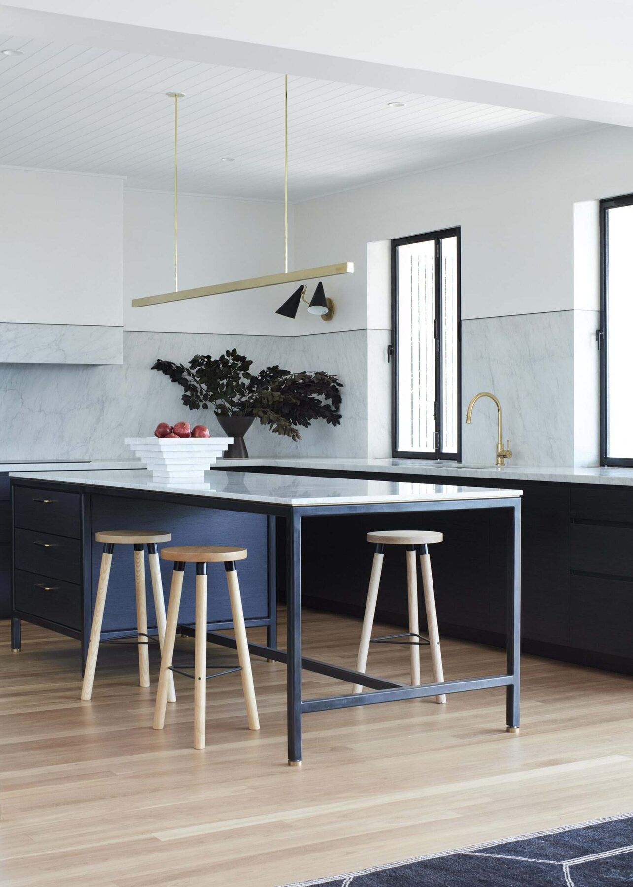Charcoal Vaucluse kitchen with a white marble island — view 2