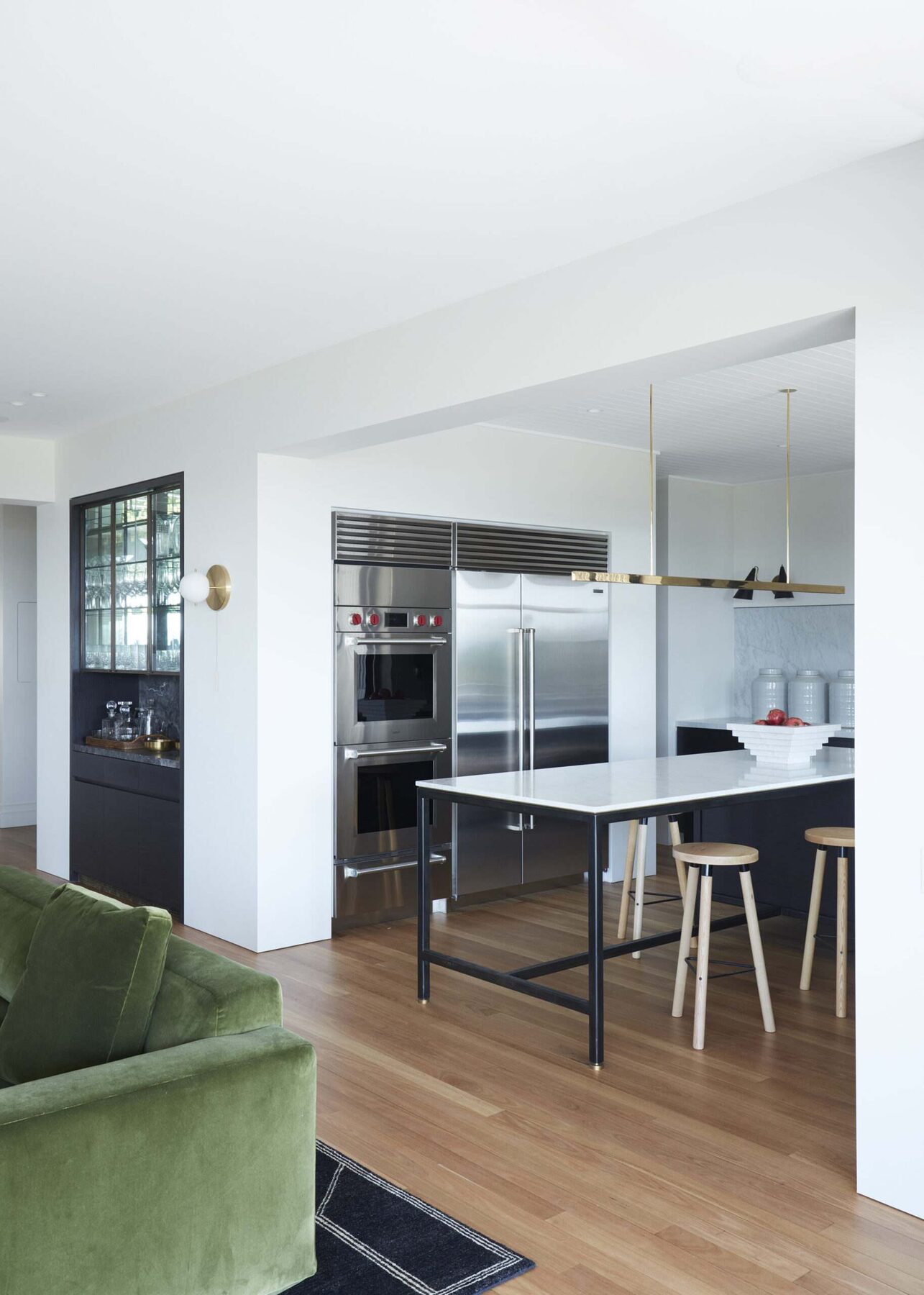Charcoal Vaucluse kitchen with a white marble island — view 3