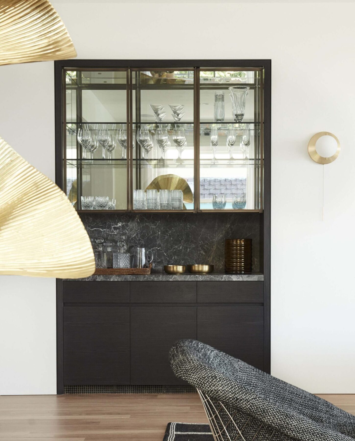 Charcoal Vaucluse kitchen with a white marble island — view 4